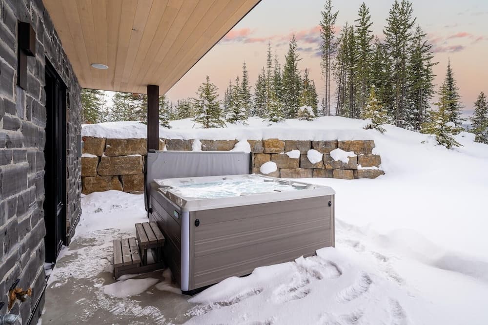 Private spa tub