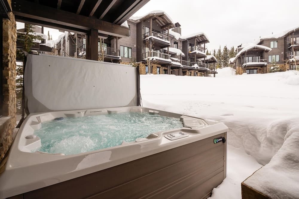 Private spa tub