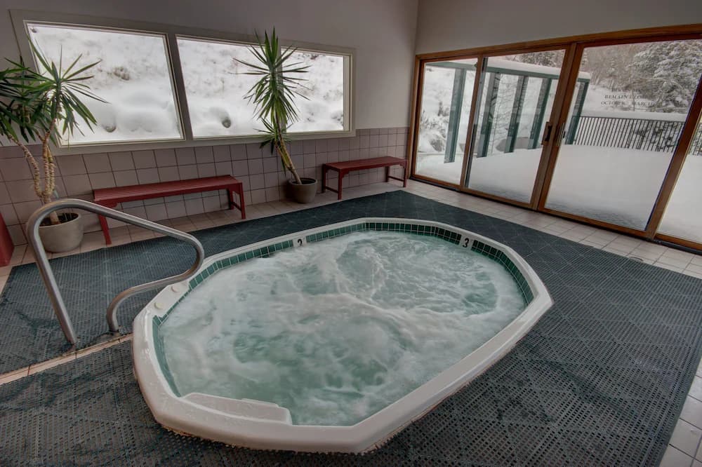 Indoor spa tub