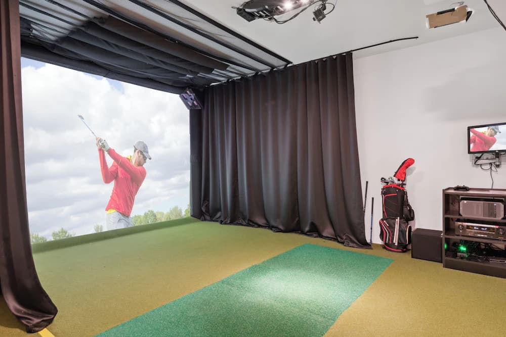Indoor golf driving range
