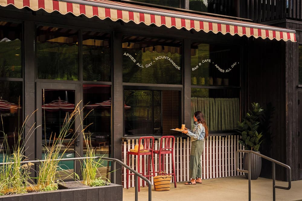 Poolside bar
