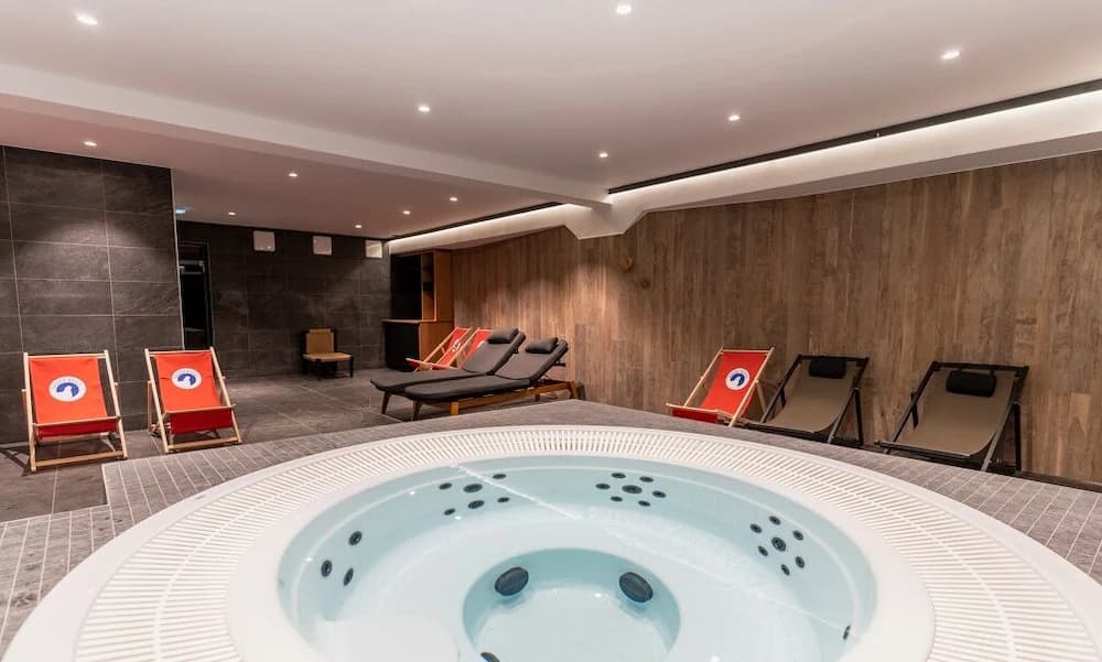 Indoor spa tub