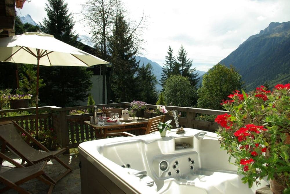 Private spa tub