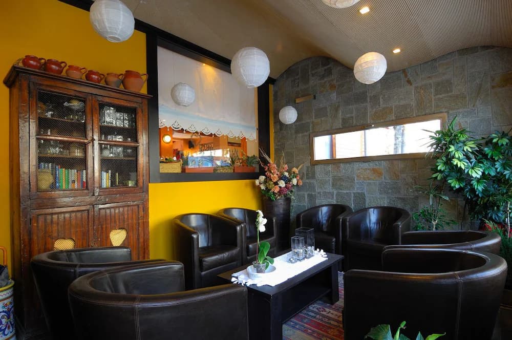 Lobby lounge