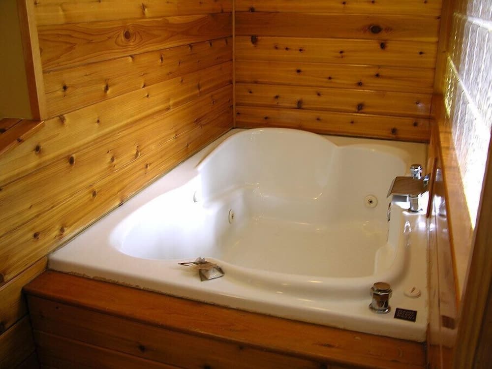 Jetted tub