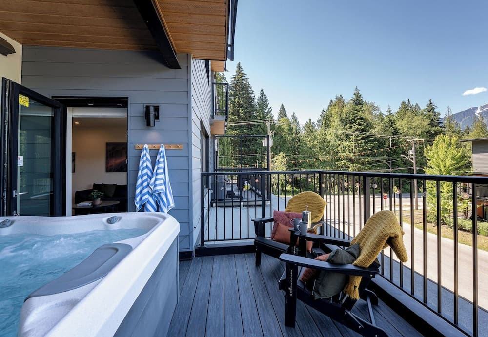 Private spa tub