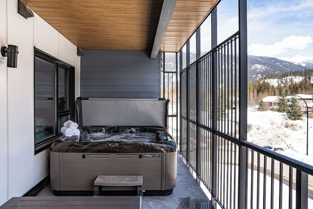 Private spa tub