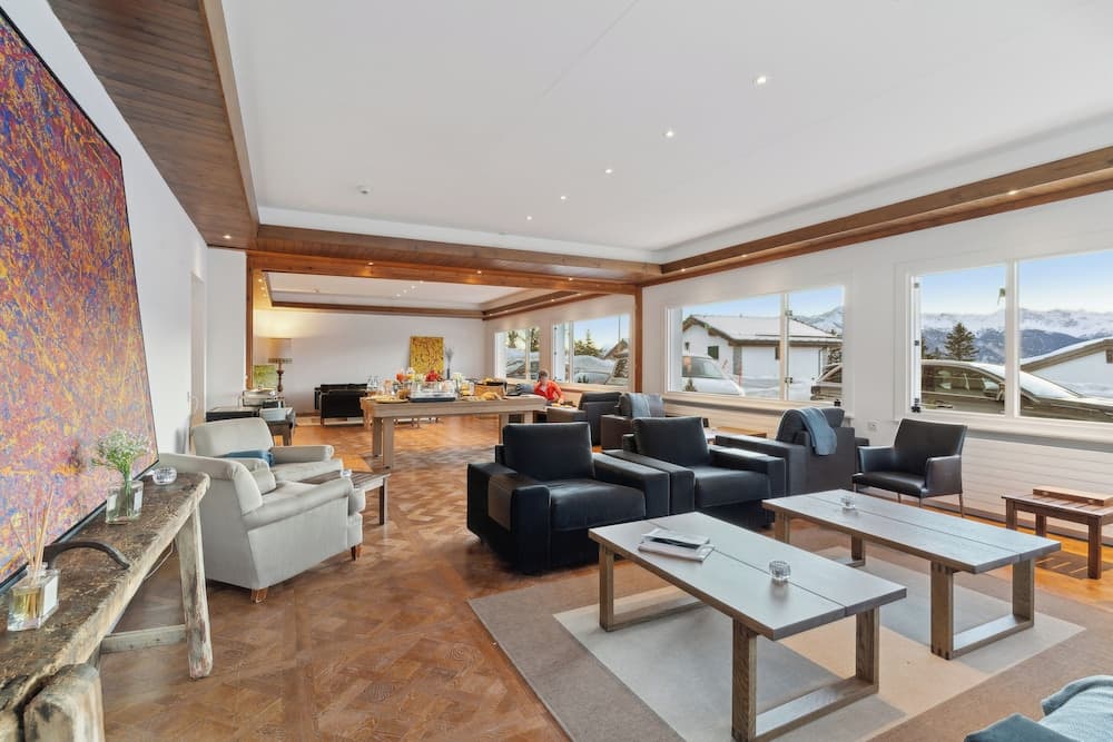 Lobby lounge