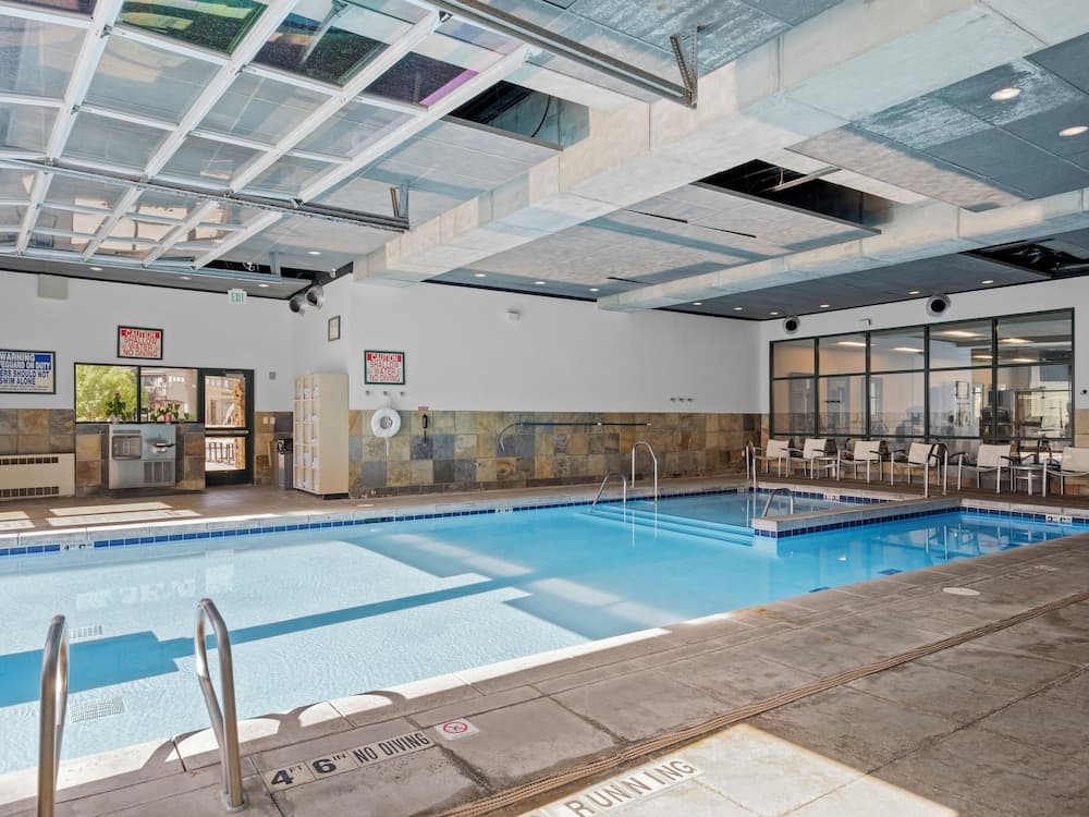 Indoor/outdoor pool