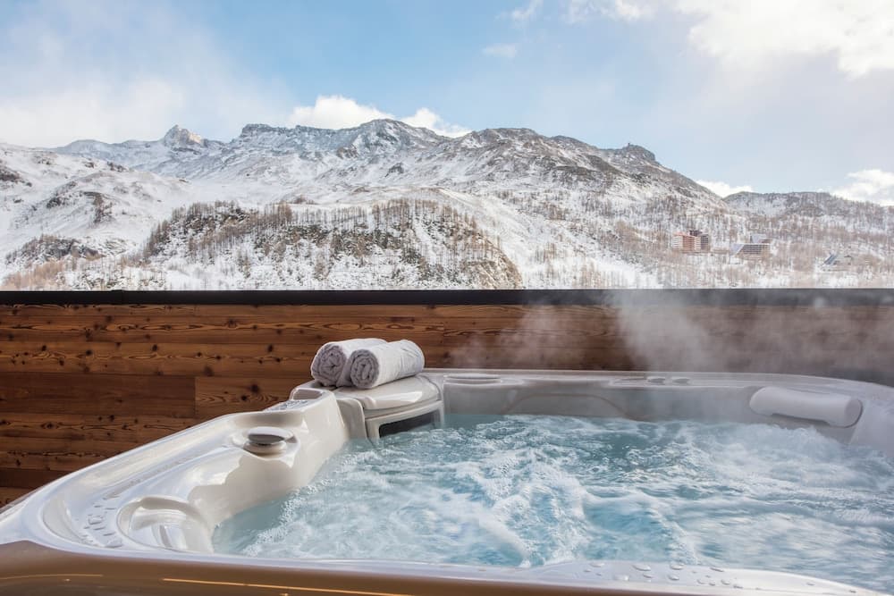 Private spa tub