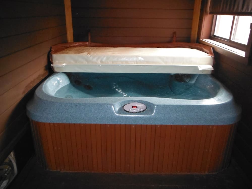 Indoor spa tub