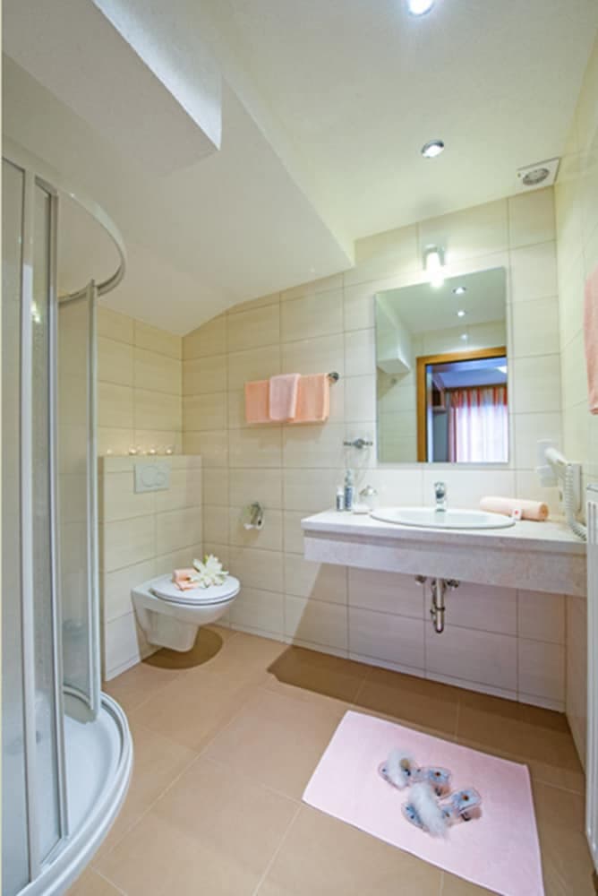 Deep soaking bathtub