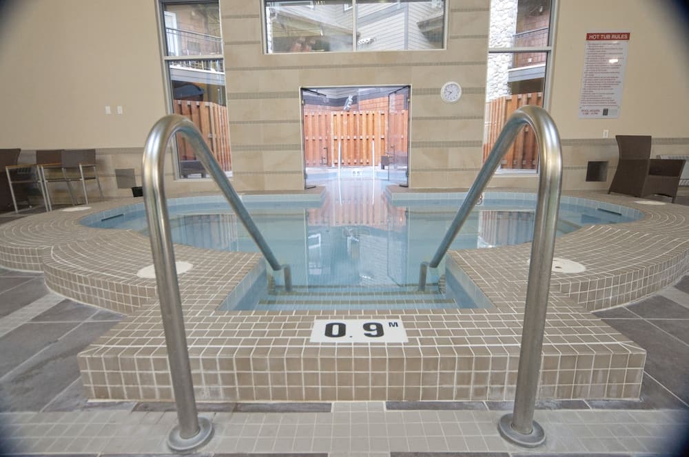 Indoor spa tub