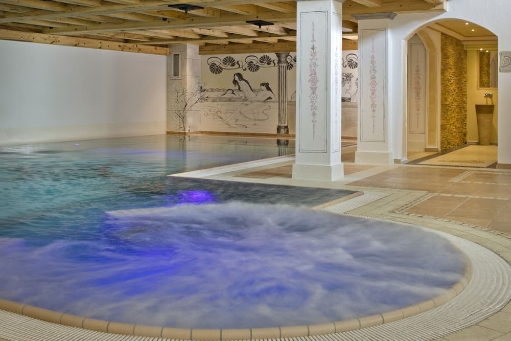 Indoor spa tub