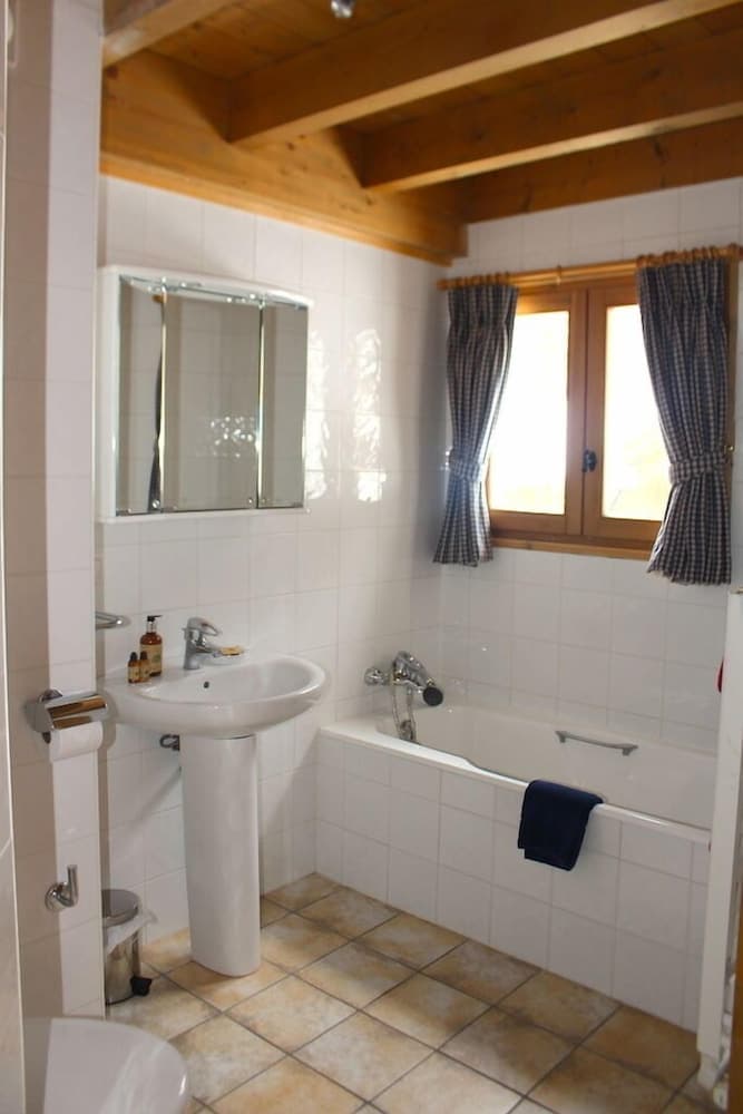 Deep soaking bathtub