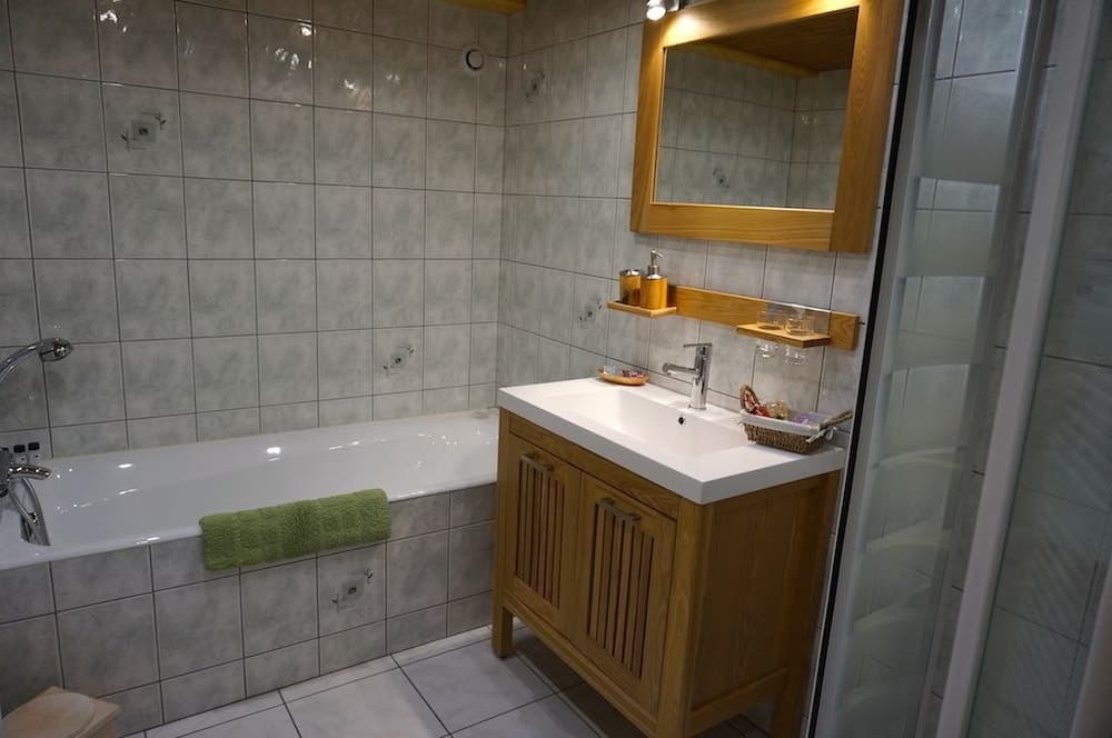 Deep soaking bathtub