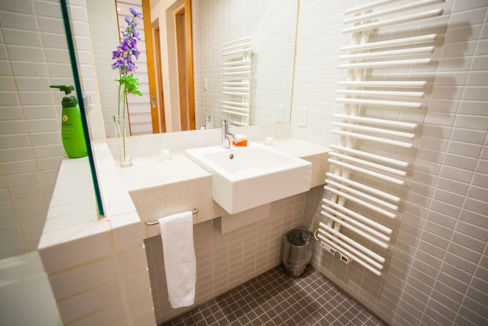 Bathroom sink
