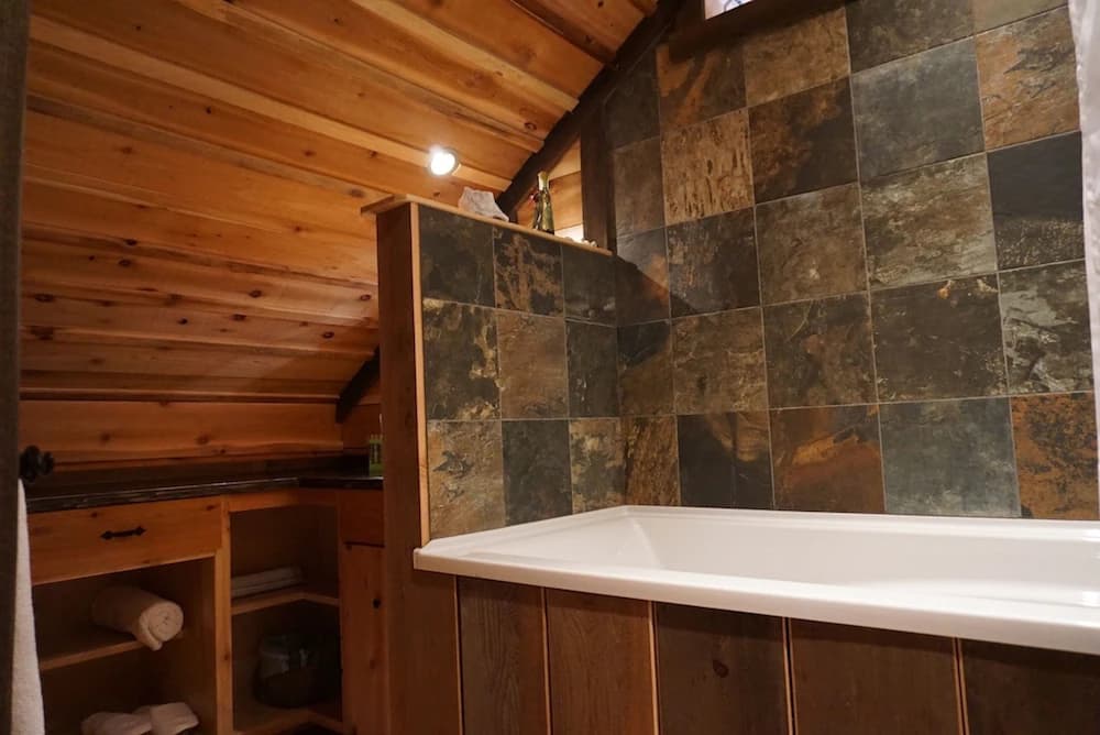 Deep soaking bathtub