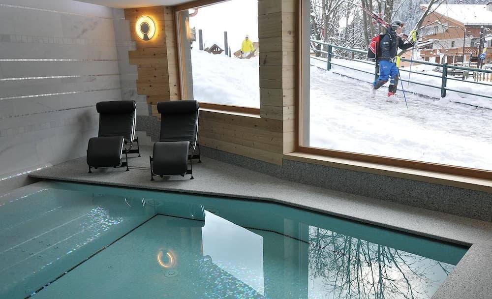 Indoor spa tub