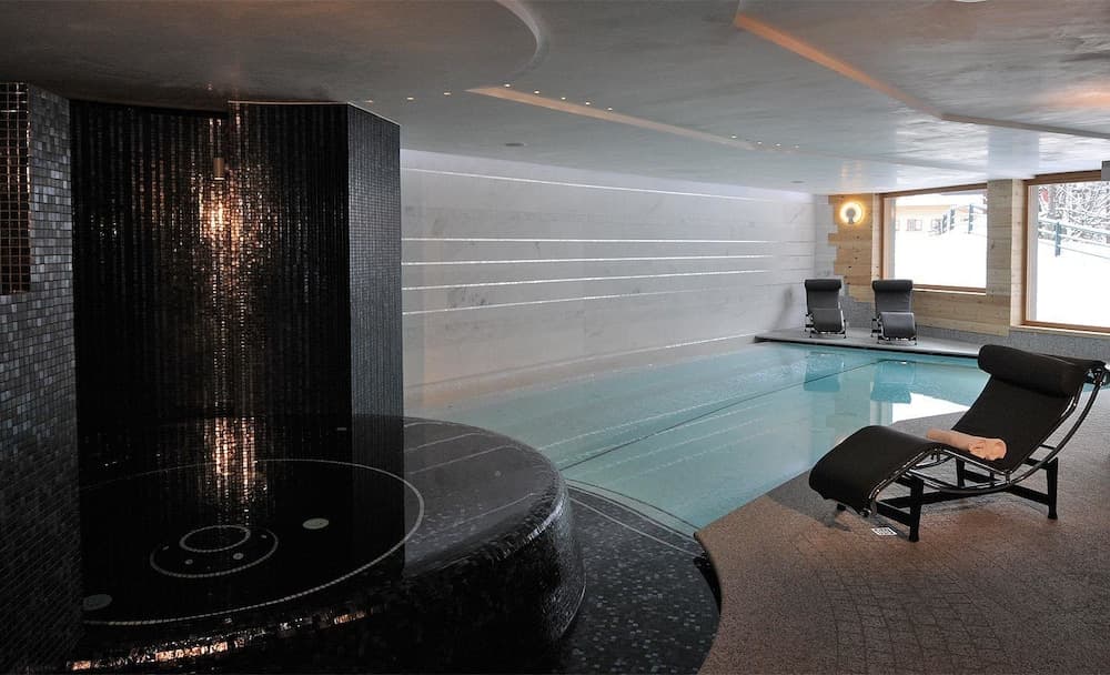 Indoor spa tub