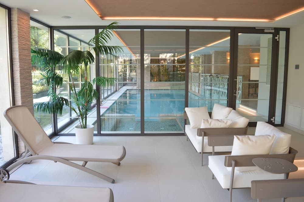 Indoor/outdoor pool