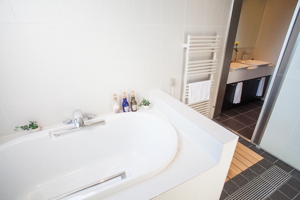 Deep soaking bathtub
