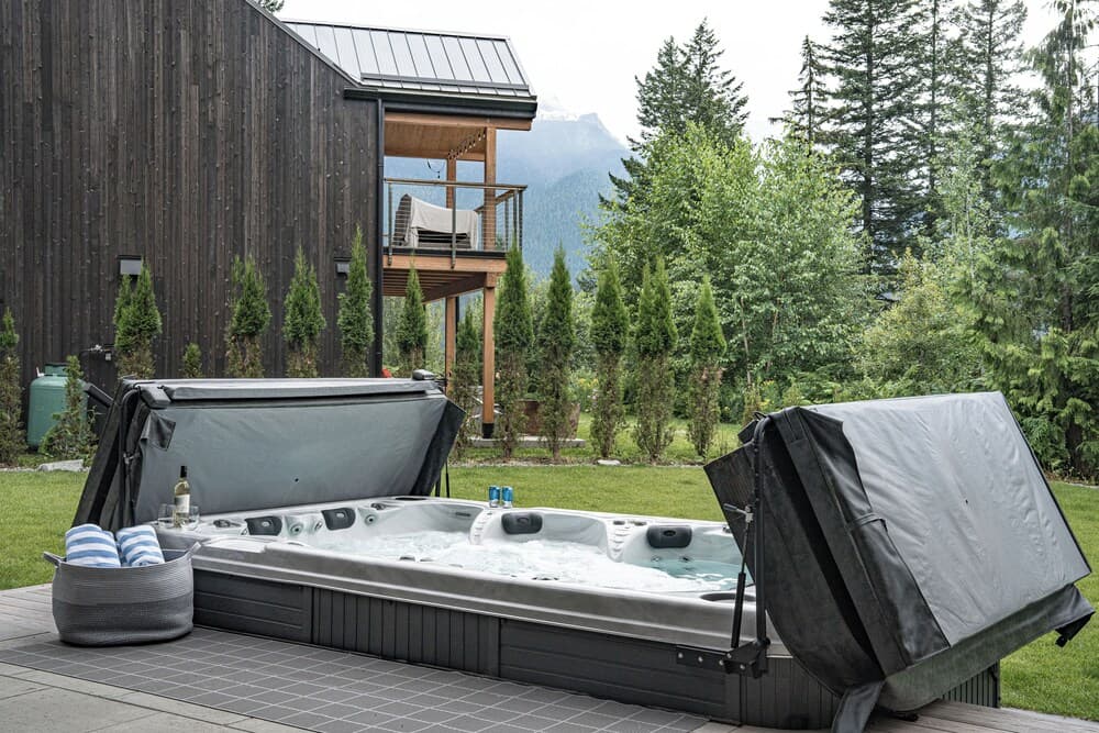 Private spa tub
