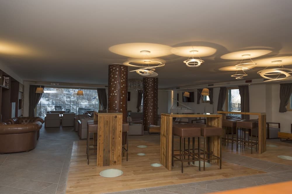 Lobby lounge