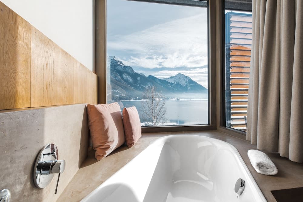 Deep soaking bathtub