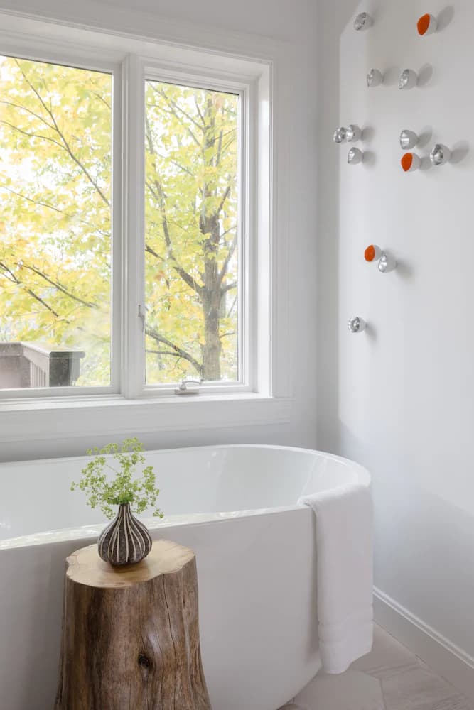 Deep soaking bathtub