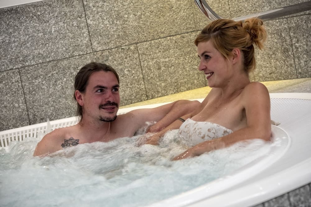 Indoor spa tub