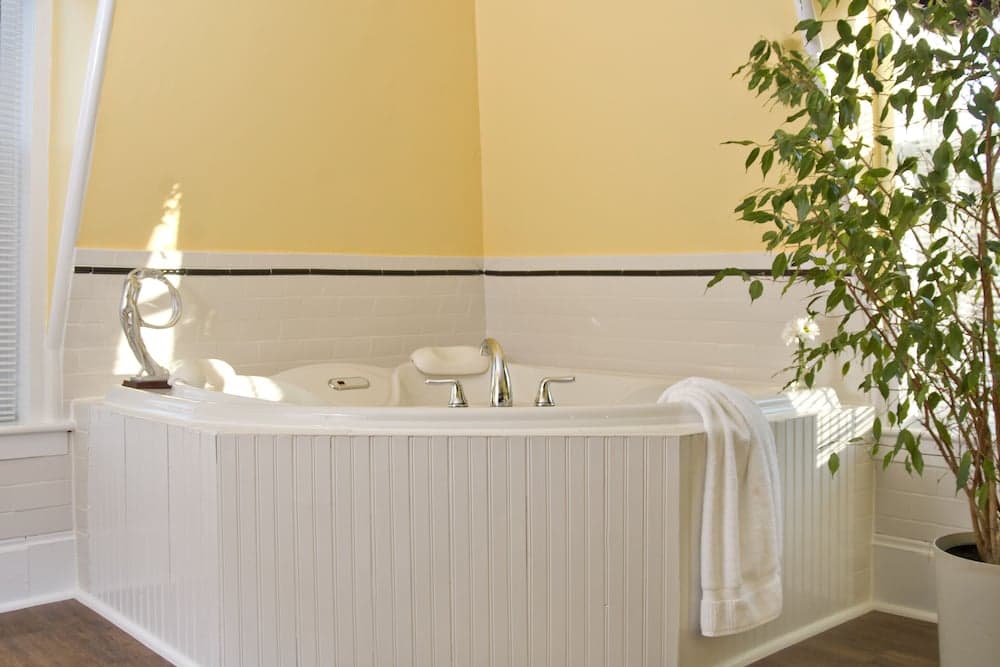 Jetted tub