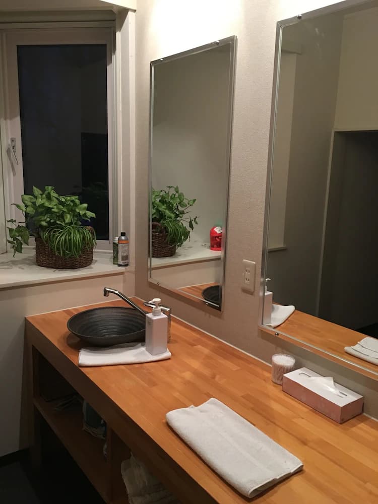 Bathroom sink