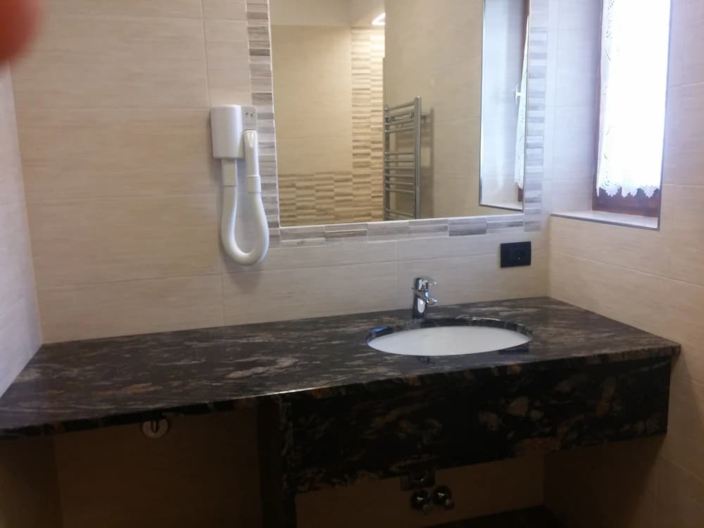 Bathroom sink