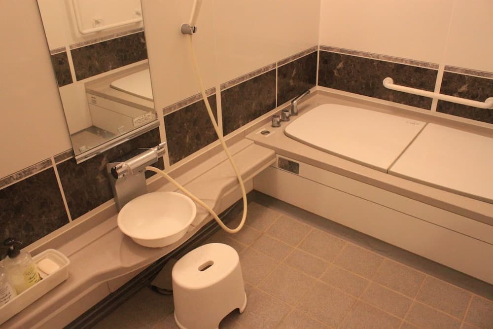Deep soaking bathtub