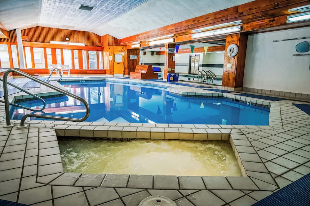 Indoor spa tub