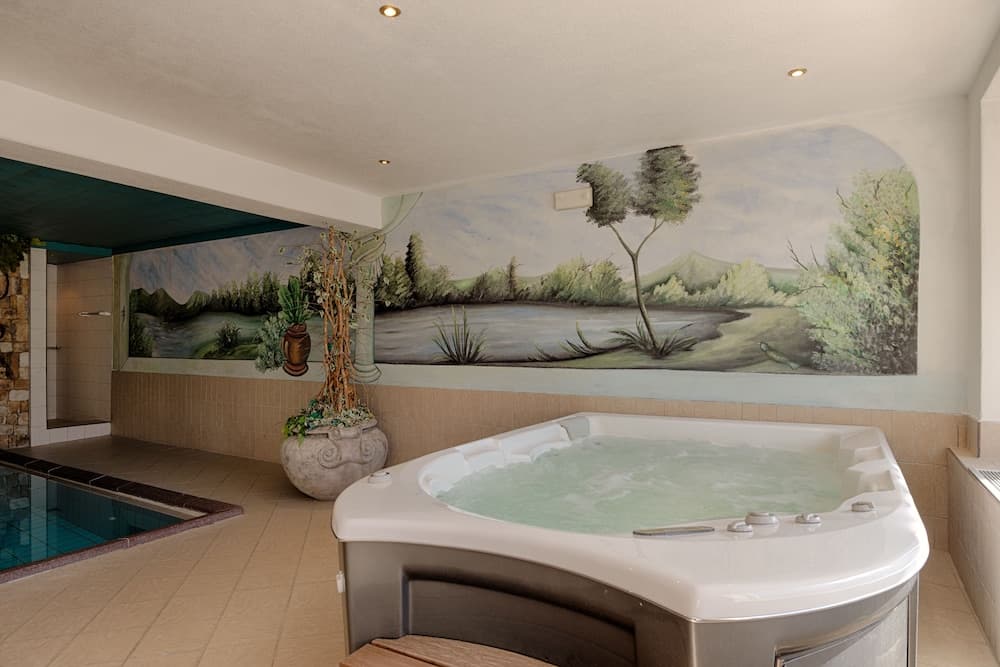 Indoor spa tub