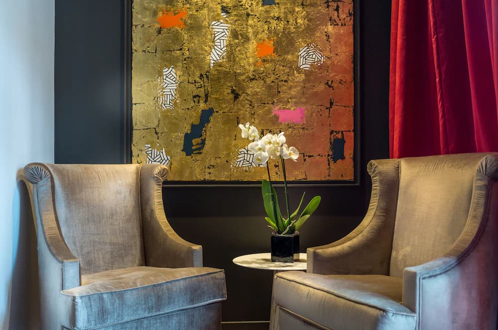 Lobby lounge