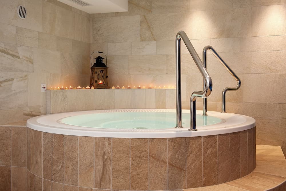 Jetted tub