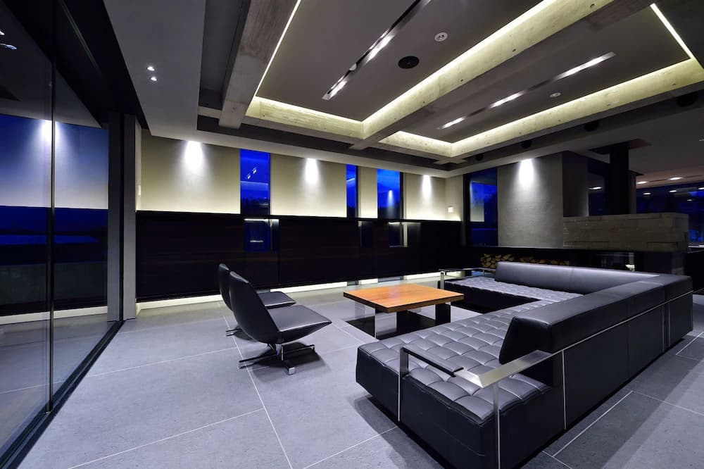 Lobby lounge