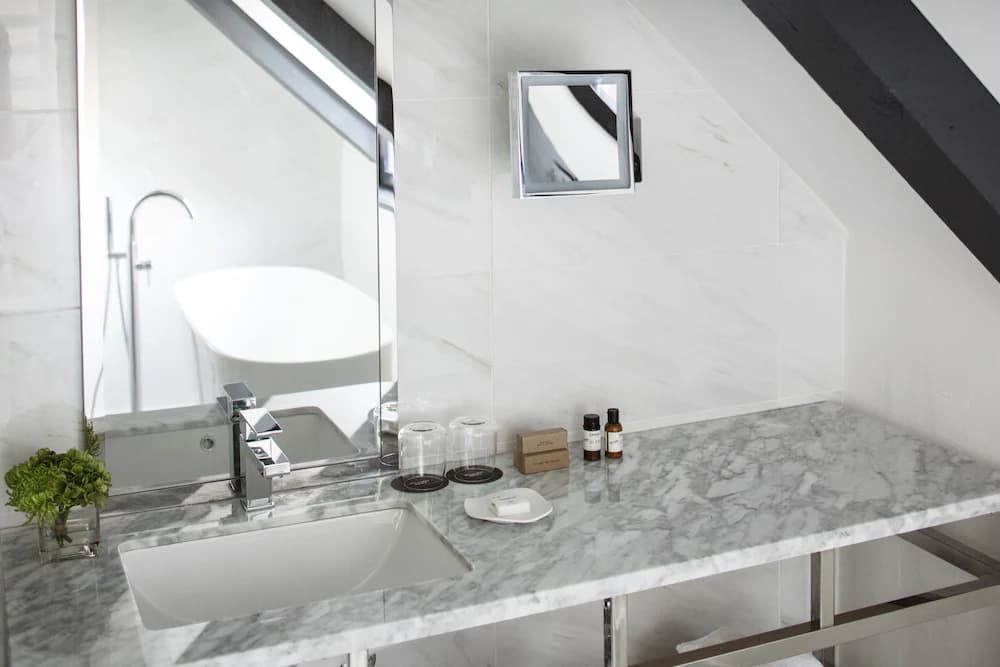 Bathroom sink