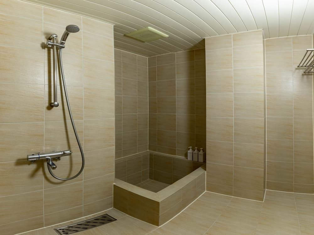 Deep soaking bathtub