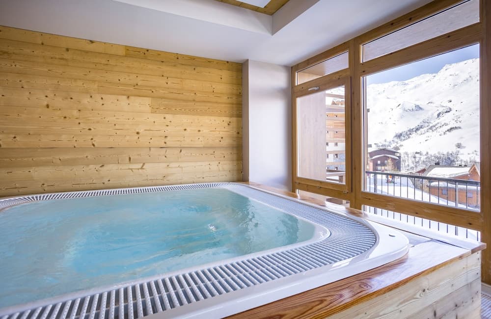 Indoor spa tub