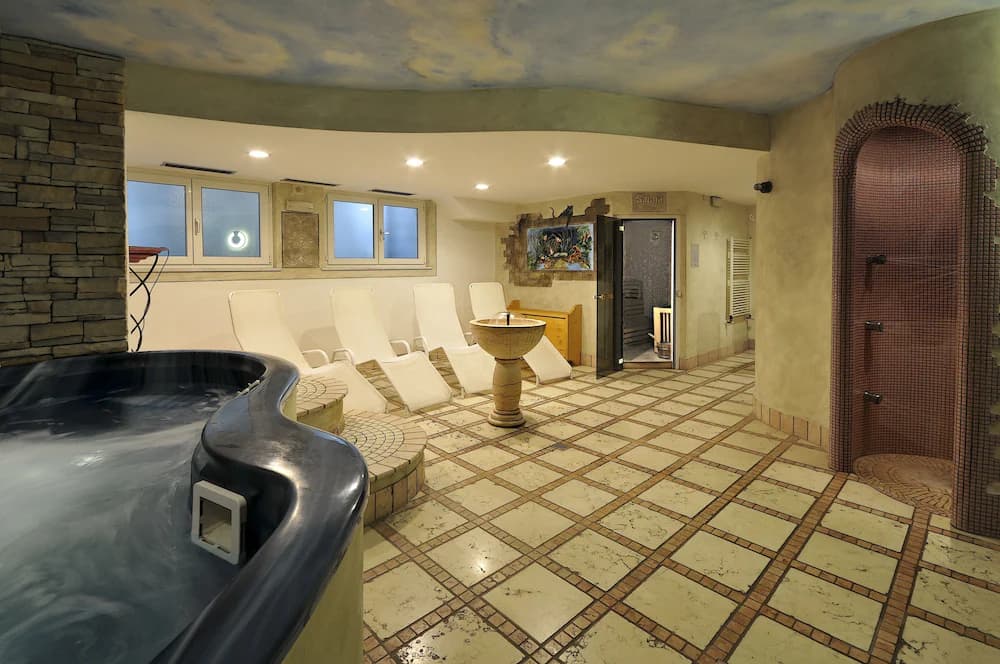 Indoor spa tub