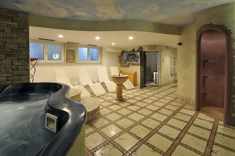 Indoor spa tub