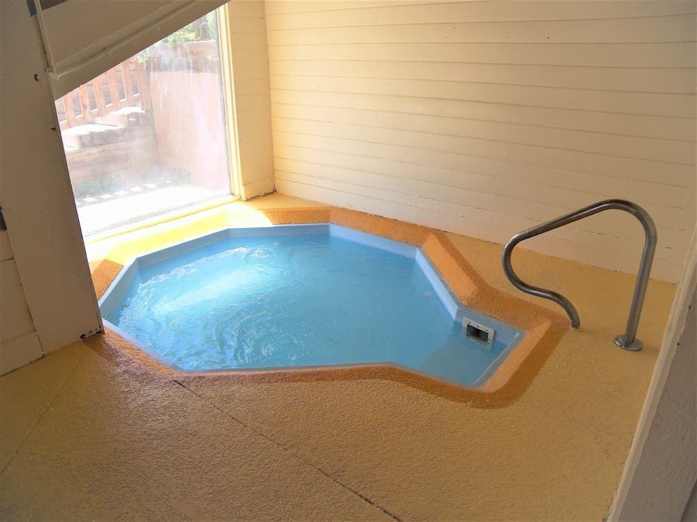 Indoor spa tub
