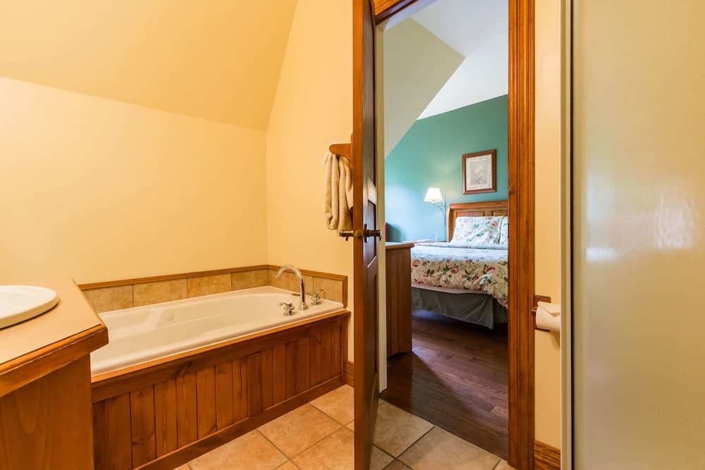 Deep soaking bathtub