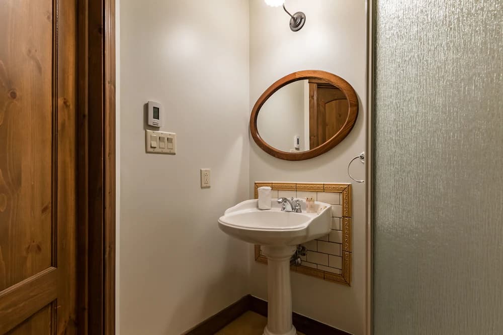 Bathroom sink