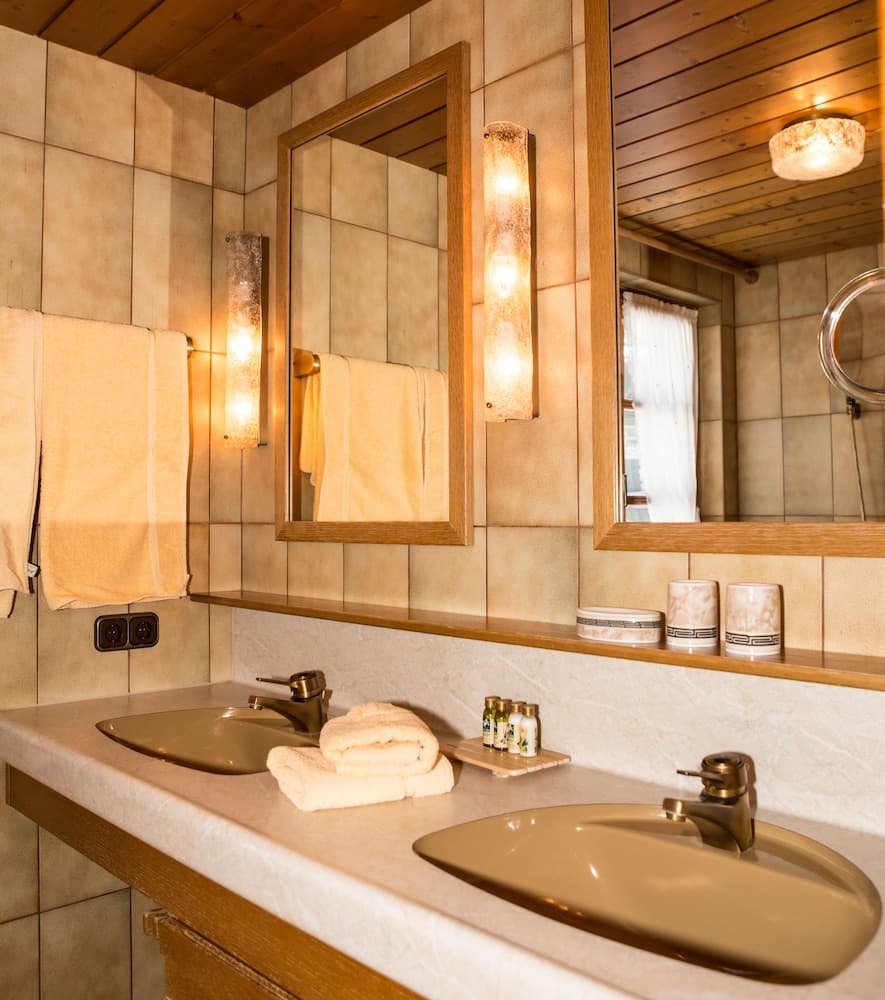 Bathroom sink