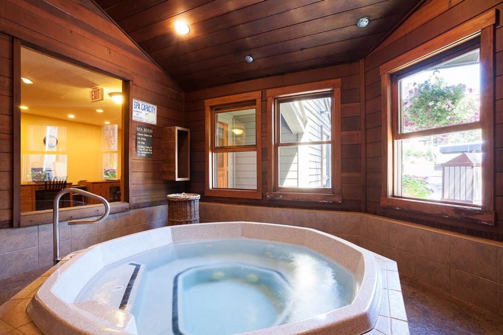 Indoor spa tub
